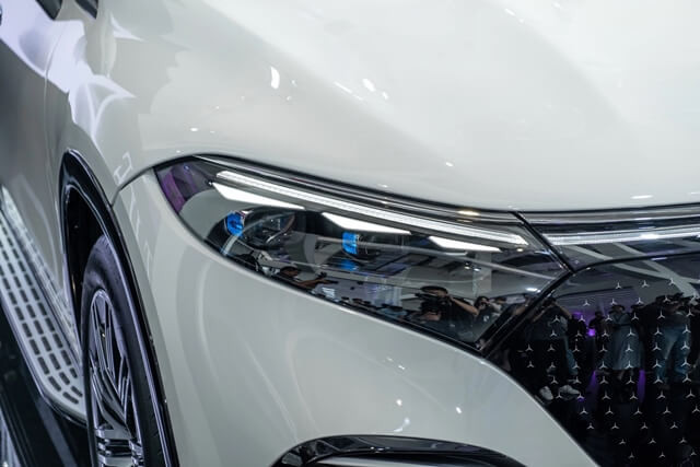 Mercedes-Benz-EQS-500-4Matic-SUV-den-pha