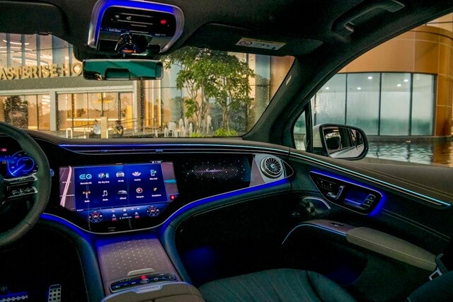 Mercedes-Benz-EQS-500-4Matic-SUV-den-vien-noi-that