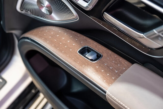 Mercedes-Benz-EQS-500-4Matic-SUV-op-go-tren-tap-pi