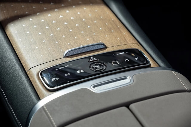 Mercedes-Benz-EQS-500-4Matic-SUV-phim-chuc-nang-tren-be-ty-tay