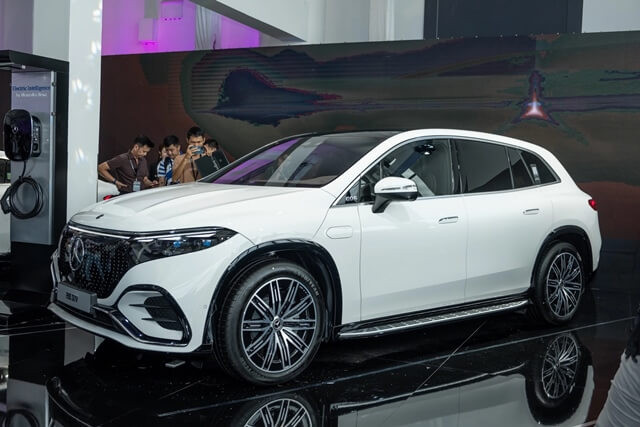 Mercedes-Benz-EQS-500-4Matic-SUV-tong-the-ngoai-that