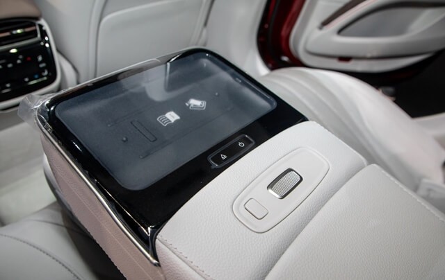 Mercedes-Benz-EQS-580-4Matic-be-ty-tay-khoang-hanh-khach