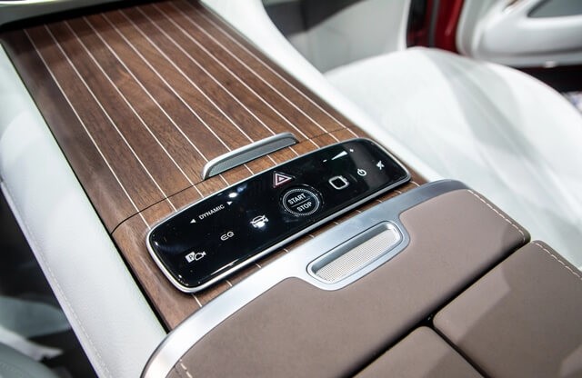 Mercedes-Benz-EQS-580-4Matic-be-ty-tay-khoang-lai