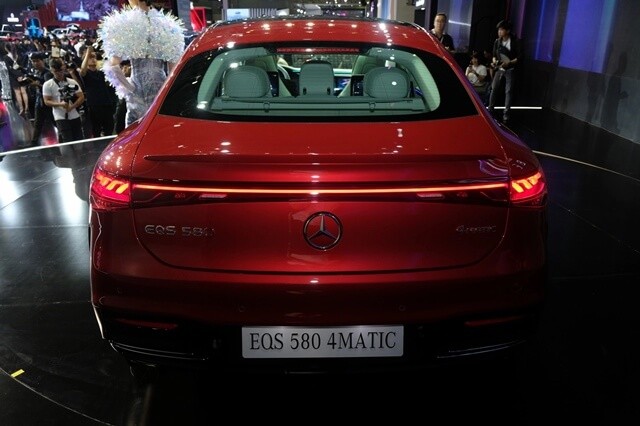 Mercedes-Benz-EQS-580-4Matic-duoi-xe