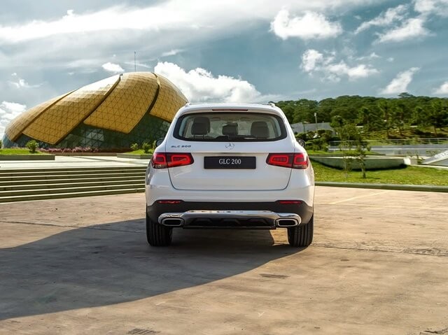 Mercedes-Benz-GLC-200-2020-duoi-xe