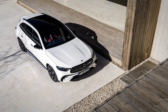 Mercedes-Benz-GLC-300-2023-tu-tren-xuong
