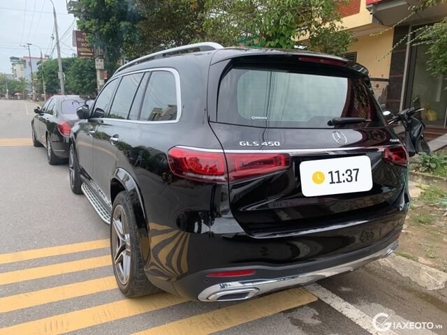 Mercedes-Benz-GLS-450-2021-hong-va-duoi-xe
