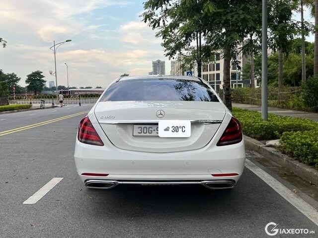 Mercedes-Benz-S450-4-Matic-2020-duoi-xe