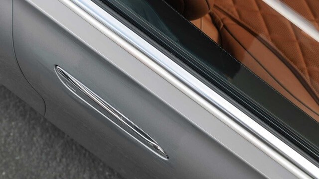 Mercedes-Benz-S580-tay-nam-cua