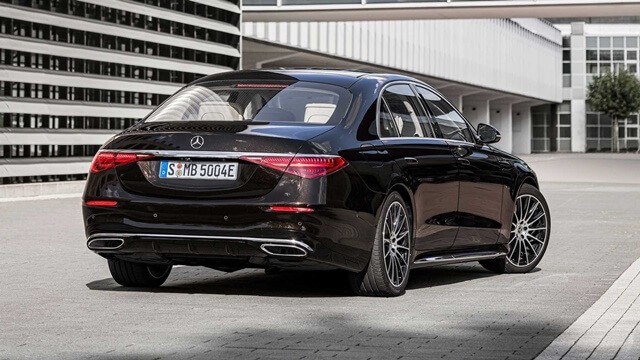 Mercedes-Benz-S580e-2021-duoi-xe