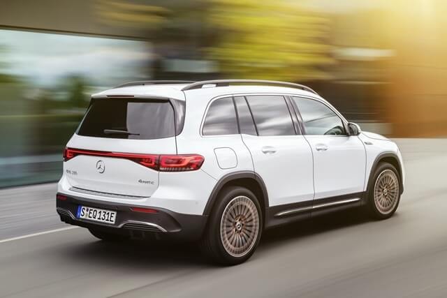 Mercedes-EQB-hong-va-duoi-xe