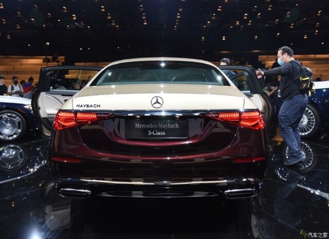 Mercedes-Maybach-S480-duoi-xe