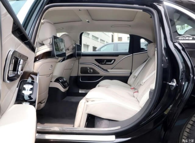 Mercedes-Maybach-S480-khong-gian-khoang-hanh-khach