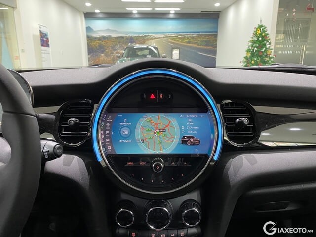 Mini-Cooper-3-cua-man-hinh-giai-tri