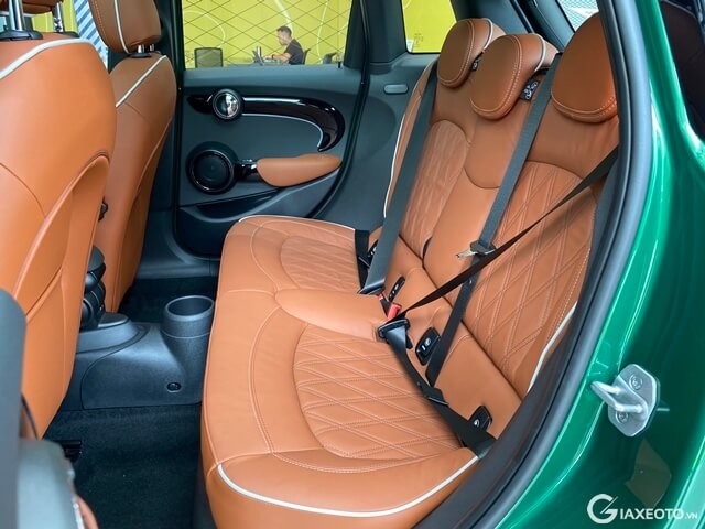 Mini-Cooper-5-cua-hang-ghe-thu-2
