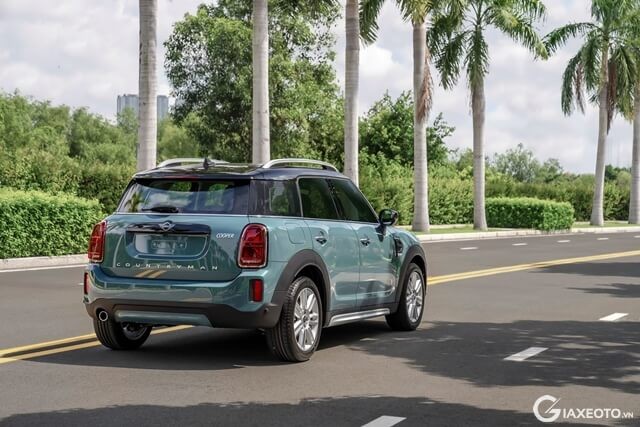 Mini-Cooper-Countryman-hong-va-duoi-xe