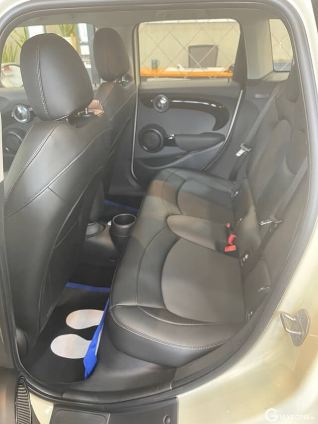 Mini-Cooper-One-5-cua-hang-ghe-thu-2
