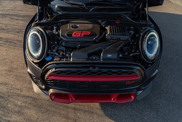 Mini-John-Cooper-Works-GP-dong-co-van-hanh