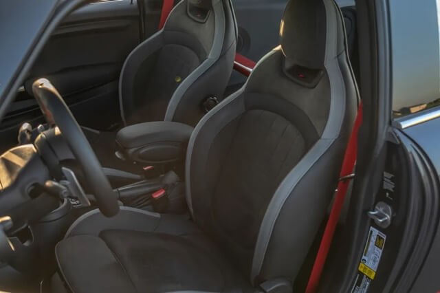 Mini-John-Cooper-Works-GP-ghe-ngoi