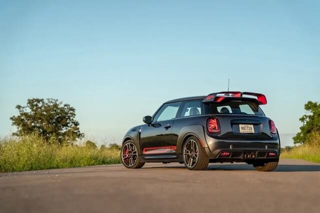 Mini-John-Cooper-Works-GP-hong-va-duoi-xe