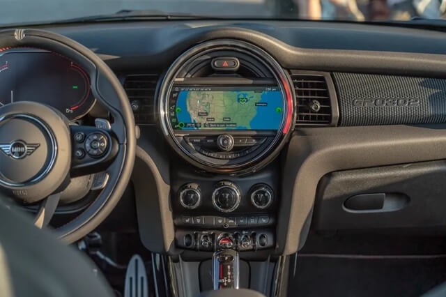 Mini-John-Cooper-Works-GP-man-hinh-thong-tin-giai-tri