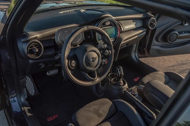 Mini-John-Cooper-Works-GP-noi-that-khoang-lai