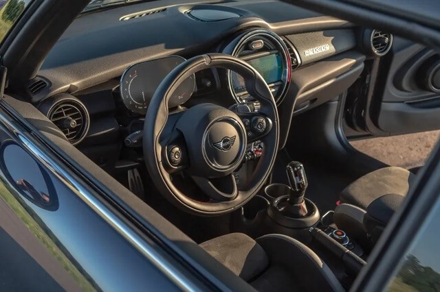 Mini-John-Cooper-Works-GP-vo-lang