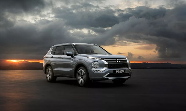 Mitsubishi-Outlander-PHEV-2025-co-gi-moi