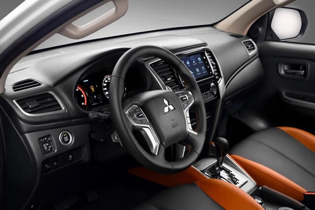 Mitsubishi-Triton-Athlete-noi-that-khoang-lai