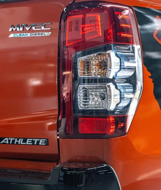 Mitsubishi-Triton-den-hau