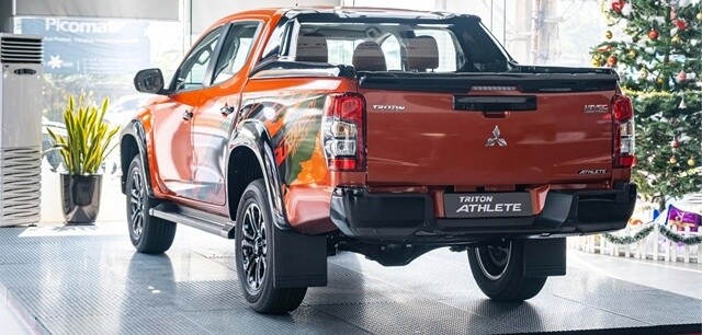 Mitsubishi-Triton-duoi-xe