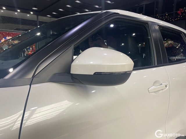 Mitsubishi-XForce-thiet-ke-guong-chieu-hau