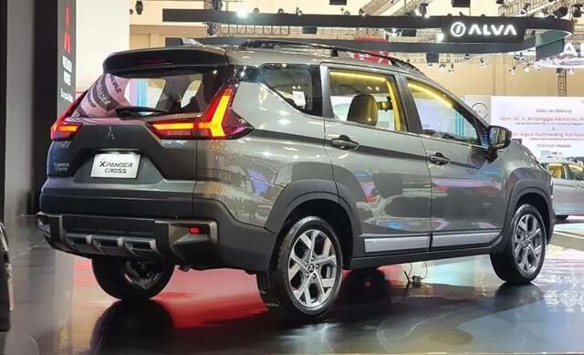Mitsubishi-Xpander-Cross-2023-hong-va-duoi-xe