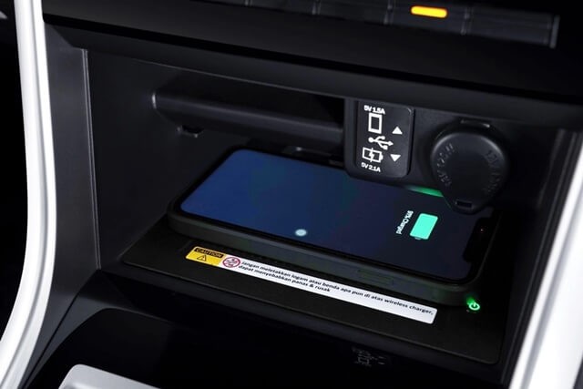 Mitsubishi-Xpander-Cross-2023-sac-dien-thoai-khong-day