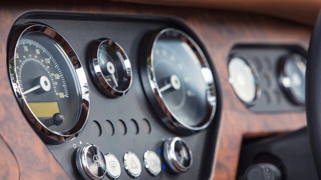 Morgan-Plus-4-dong-ho-hien-thi-thong-so-ky-thuat