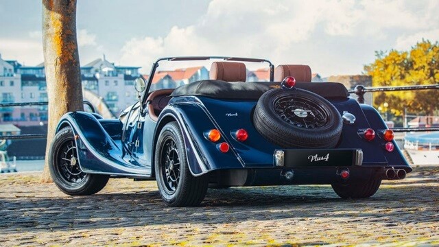 Morgan-Plus-4-duoi-xe