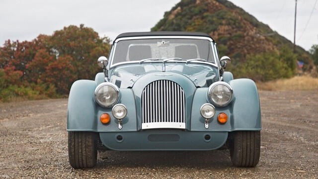 Morgan-Plus-4-phan-dau-xe