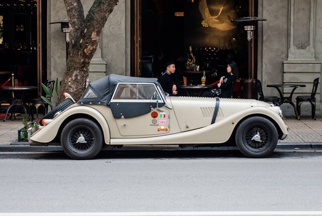 Morgan-Plus-4-tren-pho-ha-noi-tai-viet-nam-1