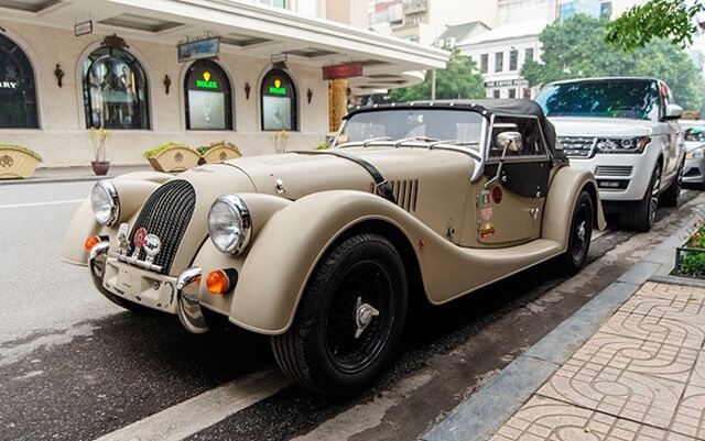 Morgan-Plus-4-tren-pho-ha-noi-tai-viet-nam