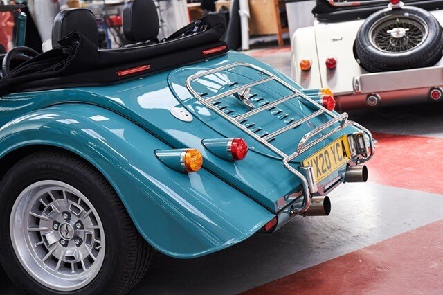 Morgan-Plus-Four-can-canh-duoi-xe