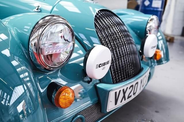 Morgan-Plus-Four-den-pha