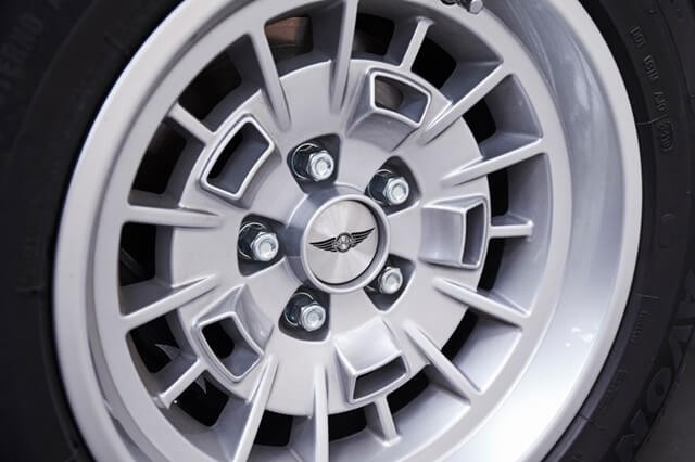 Morgan-Plus-Four-la-zang