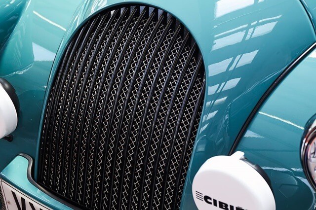 Morgan-Plus-Four-luoi-tan-nhiet