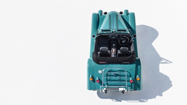 Morgan-Plus-Four-tong-the-nhin-tu-tren-xuong