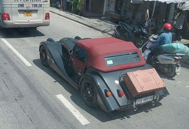 Morgan-Plus-Six-bien-ngu-quy