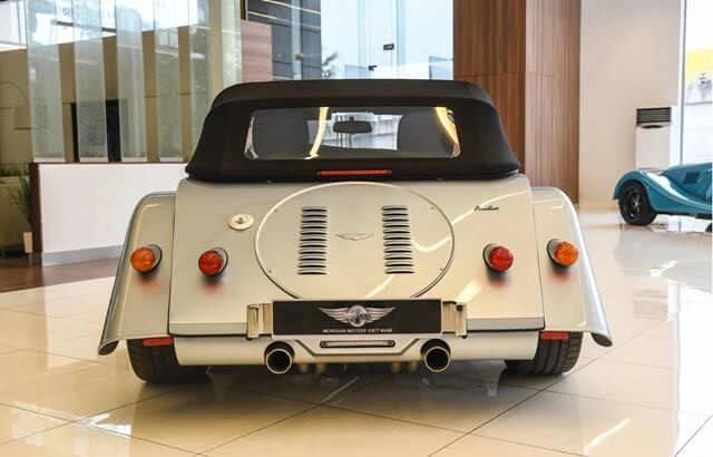 Morgan-Plus-Six-phan-duoi-xe