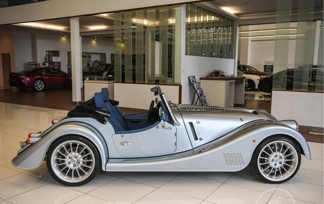 Morgan-Plus-Six-phan-than-xe