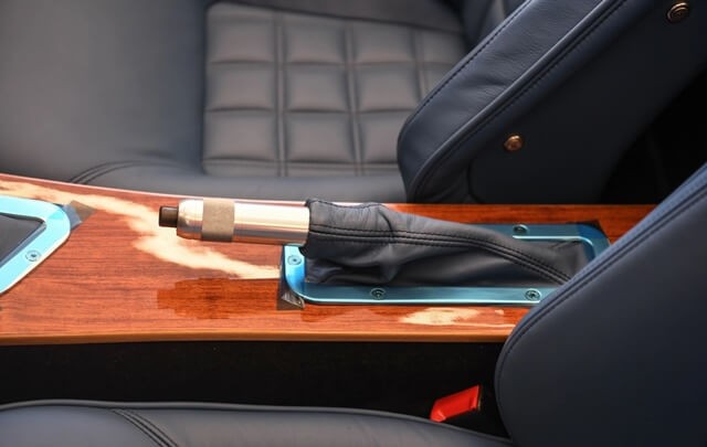 Morgan-Plus-Six-phanh-tay