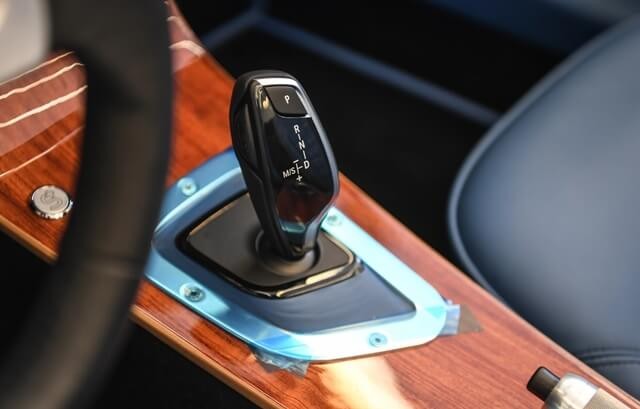 Morgan-Plus-Six-trung-tam-dieu-khien