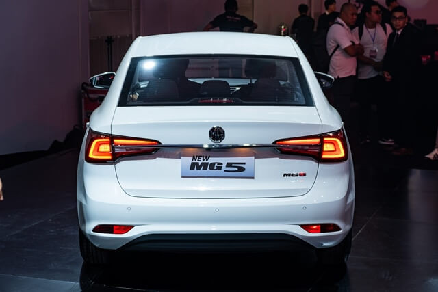 New-MG5-duoi-xe